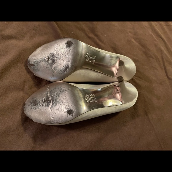 Nina Gold Open-Toed Heels with Broach Gem - Picture 3 of 6